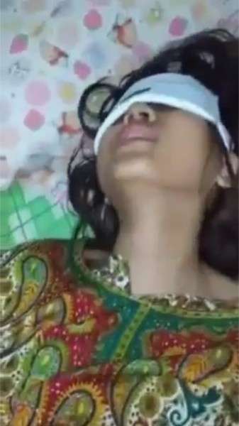 Background nonton video viral Bocil Mendesah Sambil Mata tertutup