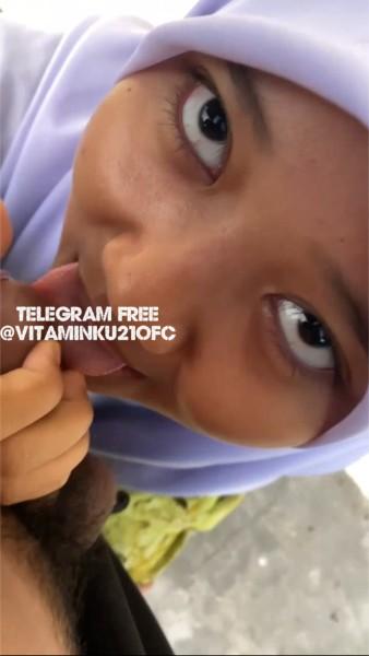 Background nonton video viral Sepong Guru Sekolah Biar Nilai Ujian Lulus