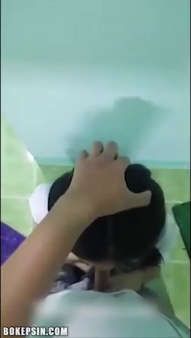 Background nonton video viral Om Nakal Paksa Bocil Buat Maen Di Wc Terminal