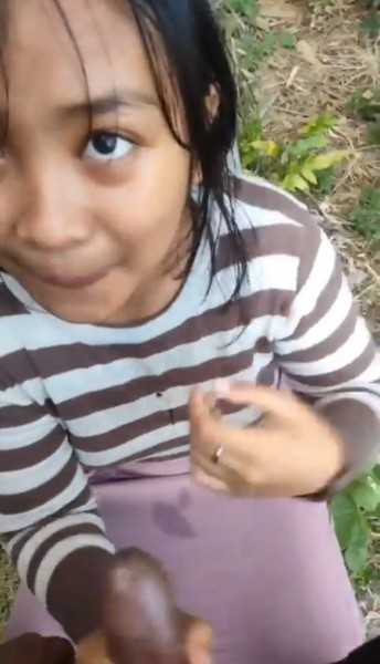 Background nonton video viral Bocil Ketawa Bahagia Saatchi Crot Di Muka