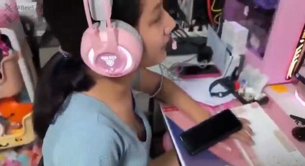 Background nonton video viral ABG Chindo Lagi Ngegame Disodok Dari Belakang