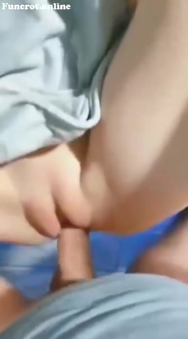 Background nonton video viral Bocil TK Kena Crot Dalem Banyak Banget